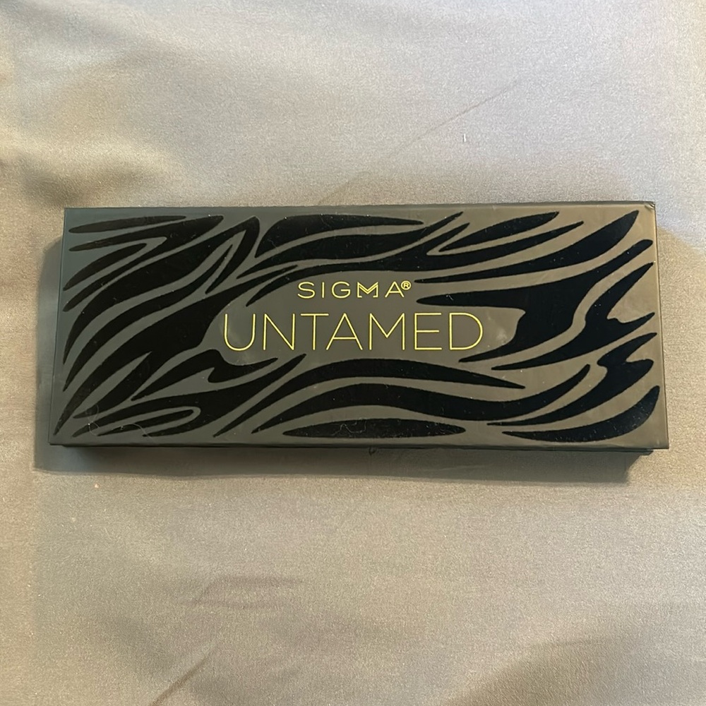 Sigma Untamed Eyeshadow Palette with Dual-Ended Brush
